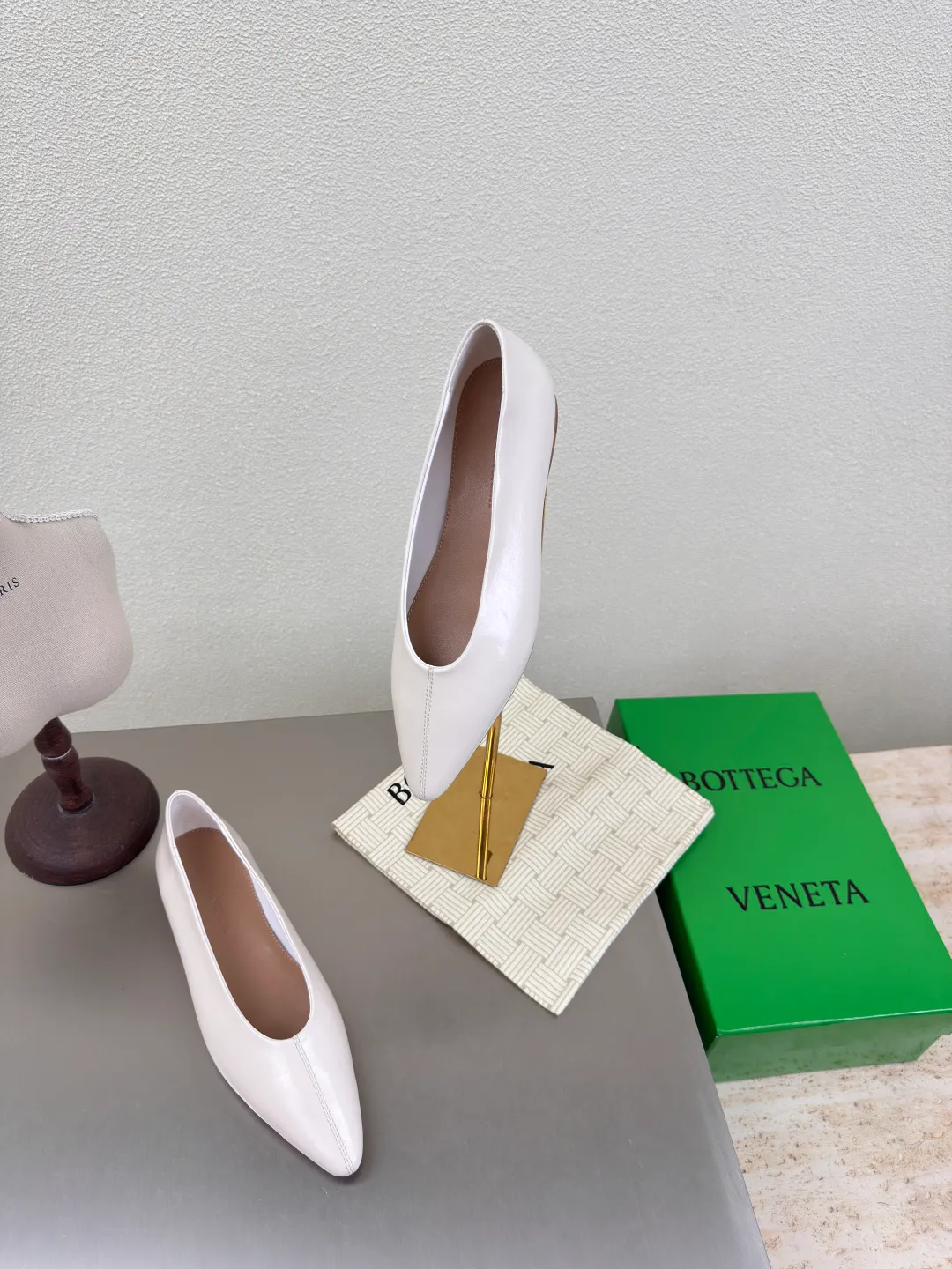 👟👟Ex-factory price 640👟👟 BV women's Sofia ballet shoes leather ballet shoes silver family elements woven series high version small round toe essential for commuting BV early autumn series are so beautiful💯 The use of elegant materials in shoes is intellectual, elegant and capable, full of high-end sense✅The design is beautiful~~ The fabric is made of original consistent lambskin and the shaping technology pursues the perfection of the internal process✅ Heel The foot pads are made of lambskin, never sloppy 🆚Original💯 Outsole technology Brand classic The new season uses Italian genuine leather outsole with clear dyeing technology and rubber square technology 💯 Comfortable and high-end flat design makes travel more comfortable and confident 35 36 37 38 39 40 41 42 (40 41 42 customized code number) Equipped with original packaging Hot glue process logo cloth bag